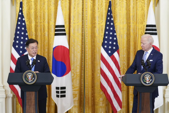 문재인 대통령과 조 바이든 미국 대통령이 21일 오후(현지시간) 백악관에서 정상회담 후 공동기자회견을 하고 있다. 연합뉴스.